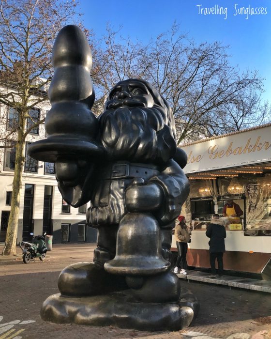 Rotterdam Santa Claus statue